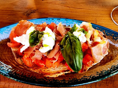 Das Toastbrot mit Tomate und &quot;stracciatela&quot; für 11 Euro<br />war nur scheinbar teuer. Bei der &quot;Stracciatela&quot;<br />handelte es sich nicht etwa um Eis mit<br />Schokosplittern, sondern um &gt;Stracciatella di bufala&lt;  (von italienisch stracciato, ‚zerrissen' oder ‚zerfetzt') aus der italienischen Provinz Foggia. Es war ein Hochgenuss -  und ich danach pappsatt.