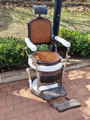 K800_alter Barbierstuhl.JPG (139.8 KiB) 3989 mal betrachtet Ein alter Barbierstuhl passt sicher nicht in jede Wohnung