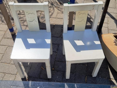 K800_Kinderstühlchen mit Motiv.JPG (70.43 KiB) 3989 mal betrachtet dagegen werden die Kinderstühlchen mit den<br />niedlichen Tiermotiven eher begeisterte<br />Anhänger finden