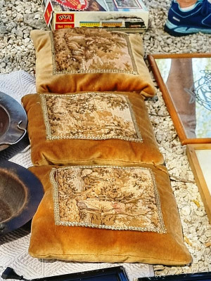 K800_samtige Gobelinkissen.JPG (114.81 KiB) 3989 mal betrachtet echt antik sind diese samtigen Gobelinkissen