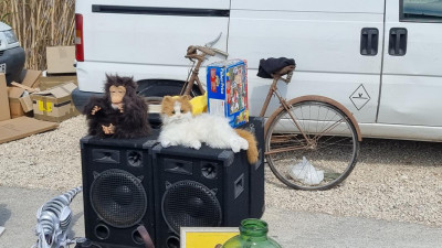 K800_Lieblingskuscheltier und ausgestopfter Liebling.JPG (184.34 KiB) 3989 mal betrachtet Das Lieblingskuscheltier des Kindes gesellt sich<br />zur ausgestopften Katze einer alten Dame