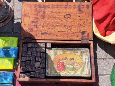 K800_Kinder-Setzkasten.JPG (117 KiB) 3989 mal betrachtet und wo wir schon beim Spielzeug sind:<br />Dies ist ein alter Setzkasten zum Drucken