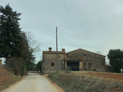 Über schmale Wege geht es zum „Mas pere Pau“ in Besalú