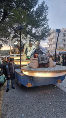 Cabalgata de los Reyes Moraira 2025<br />Gestern Abend hatten die Kinder an der Costa <br />Blanca noch Glück, als sie ihre Geschenke zum <br />Dreikönigstag erhielten.  Beim heutigen<br />Regenwetter wäre der Spaß deutlich geringer gewesen.