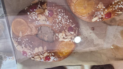 Un "Roscón de Reyes" in der Auslage