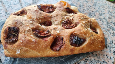 Focaccia de tomate con romero y flor de sal