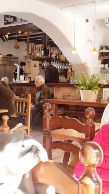 Patrón im Hintergrund.jpeg (190.82 KiB) 1861 mal betrachtet Meistens mittendrin: el Patrón, der sich heute <br />nur noch selten zum Vergnügen seiner Gäste <br />den Rotwein über die Stirn laufen lässt....
