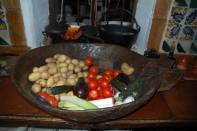 Küche1.JPG (141.57 KiB) 4050 mal betrachtet Detail: Gemüse in einer Holzschale