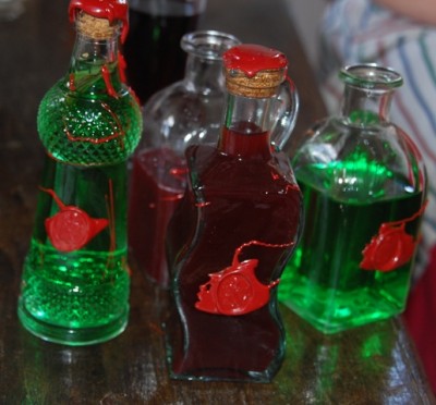 Vinagre.JPG (191.24 KiB) 4050 mal betrachtet Selbst gemachter Minze-Essig und Himbeer-Essig mit Maserof-Siegel, Fläschchen für 10 €.