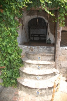 Wein mit Füßen.JPG (130.94 KiB) 4030 mal betrachtet Hier wird auch heutzutage noch der Wein mit Füßen gestampft.