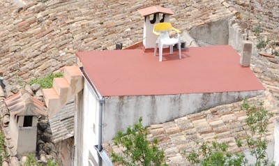 Nah.JPG (267.9 KiB) 1049 mal betrachtet Nahaufnahme: Was wohl die deutschen Sicherheitsbehörden (BGs) dazu sagen würden? In dem Haus scheint auf jeden Fall kein altes Mütterchen zu wohnen, das sich seine alten Knochen in der Sonne wärmen möchte ....