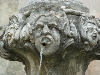 ...mit über 40 Brunnen