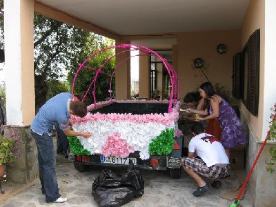 Der Wagen wird geschmückt (Tag vorher)
