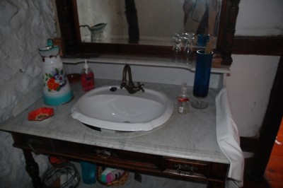 Bad2Waschbecken.JPG (155.21 KiB) 2836 mal betrachtet Du siehst, es gibt auch ein Waschbecken. Leider hat man nicht die passende Form, die in den Waschtisch gehört hätte, gefunden. Aber trotz dieser kleinen Mängel hatte das kleine Badezimmer eine ganz anheimelnde Atmosphäre.