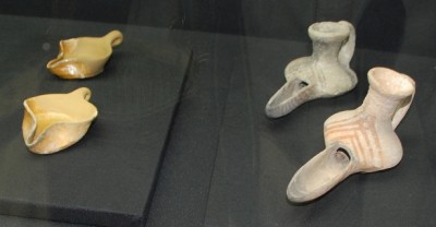 Öllampen - links aus dem 10./11. Jahrh., rechts aus dem 12./13. Jahrh. (Archäologisches Museum Cocentaina)