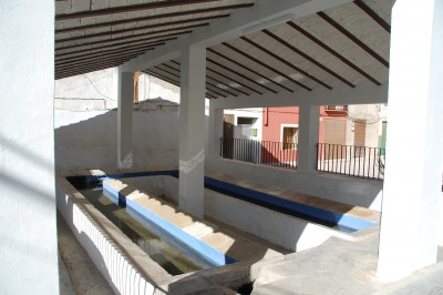 Waschhaus in Lorcha (L'Orxa) in der Comarca El Comtat (Prov. Alicante). Das Dach ist neueren Datums.