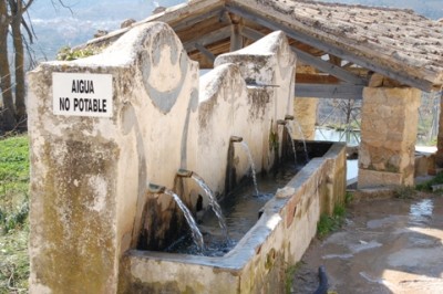 Lavadero.JPG (137.48 KiB) 5616 mal betrachtet Noch kann man die einfachen Verzierungen an der Wand erkennen.