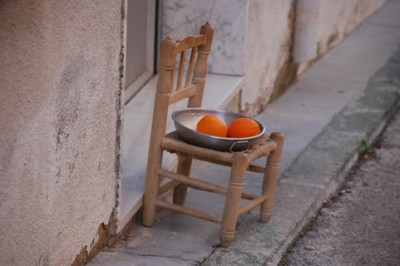 Stuhl mit Schale in einer Gasse in Rafól de Salem 2/2010