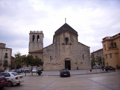 Besalú - Kirche.JPG