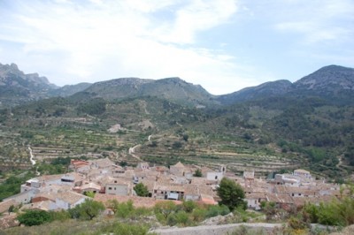 Alcolecha liegt an den Hängen der Sierra Aitana mit Blick auf die Sierra Serella
