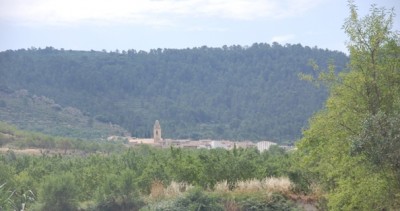 Das Dorf schmiegt sich an die westlichen Ausläufer der Sierra del Rontonar