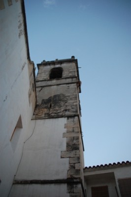 Unsere Kirche - eingepfercht zwischen Häusern