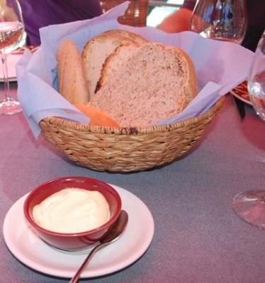 6 Pan y Alioli.JPG (126.27 KiB) 4194 mal betrachtet verschiedene selbstgebackene Brotsorten mit Alioli