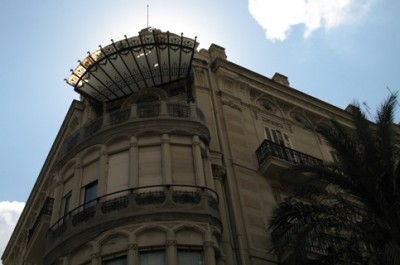 Hier sogar eine Balkonüberdachung in Fächerform (gesehen in der Altstadt von Valencia)