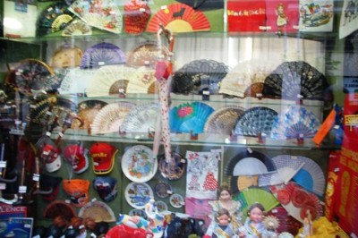 Zwischen Kitsch und Tand.