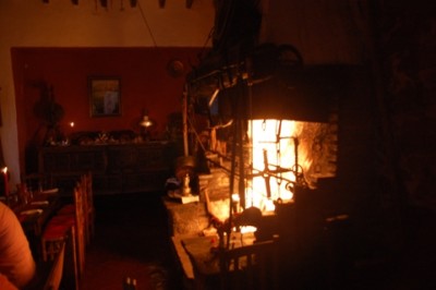 Der offene Kamin zog gut, es war aber noch viel zu warm, um ihn anzuzünden.