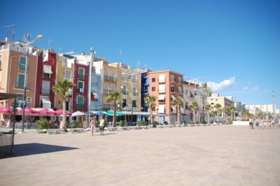 Die breite Strandpromenade