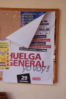 Huelga.JPG (2.34 MiB) 2232 mal betrachtet Gesehen in einem Rathaus. Offenbar hatte niemand Interesse daran, die runterhängende Ecke wieder anzuheften.