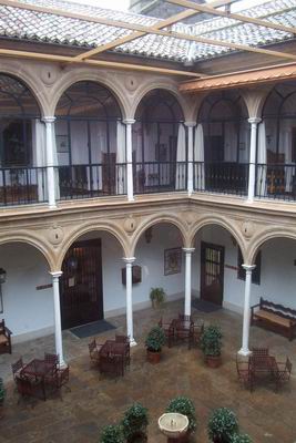 Patio des Renaissance-Palastes aus dem 16. Jh., heute ein Parador (staatl. Hotel).