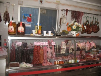 Ultramarinos11.jpg (86.98 KiB) 7329 mal betrachtet Auf der Theke steht der Porrón.