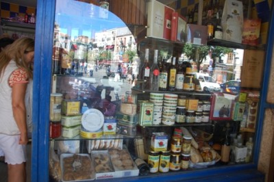 Ultramarinos 4.JPG (147.83 KiB) 7329 mal betrachtet Geduldig stellt man sich hinten an, bis man an der Reihe ist. Kunstvoll drappierte Schaufenster sind typisch.