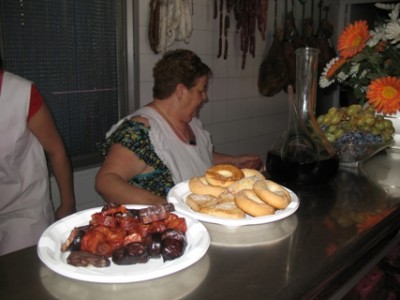 Ultramarinos 10 1.9. Requena 056.jpg (69.32 KiB) 7331 mal betrachtet Es geht der Reihe nach und unweigerlich kommt die Frage der Verkäuferin (meistens ist es eine Frau): „Wer ist die/der Nächste?“- ¿Quién es el último-a?