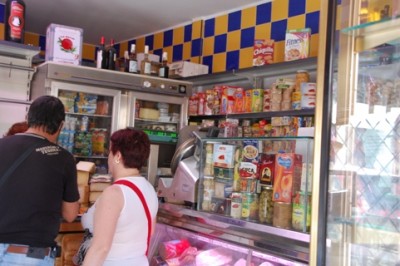 Ultramarinos5.JPG (142.02 KiB) 8147 mal betrachtet Auslagen vor dem Geschäft