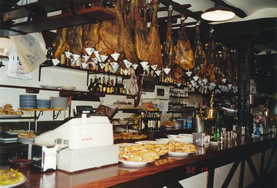 Typische Altstadtbar in San Sebastian / Donostia, Datum: 06.10.2000<br />Urheber: Michael Pfeiffer (Gordito1869), aus Wikipedia: http://de.wikipedia.org/wiki/Serrano-Schinken