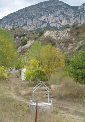 Brunnen.JPG (103.1 KiB) 5335 mal betrachtet Meistens sieht man einen rundgemauerten Ring, der mit einem Eisendeckel verschlossen ist.