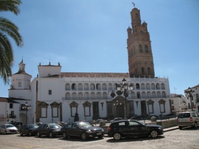 Plaza Mayor mit der Gemeindekirche Ntra. Sra. de la Granada (15. Jahrh.)
