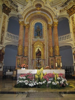 Der wunderschöne Altar mit der Namensgeberin der Kirche