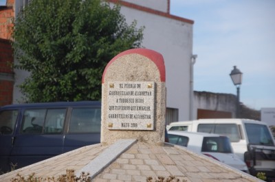 Gedenkstein in Garrovillas mit der Inschrift: <br />El pueblo der Garrovillas de Alconetar a todos sus hijos que tuvieron que emigrar...