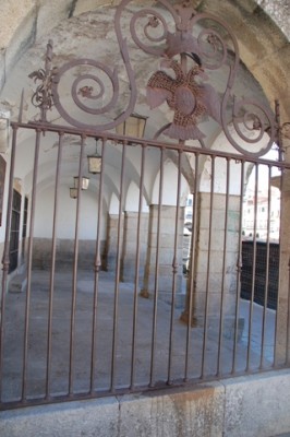 Die Ermita de la Paz befindet sich an der Seite des Torre de Bujaco. Sie wurde 1750 fertig gestellt.<br />Das kunstvolle Gitter stammt von Juan de Acedo.