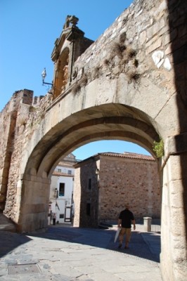 Arco de la Estrella - Manel Churiguera entwarf 1726 das niedrige Stadttor, das sich zur Plaza Mayor öffnet.