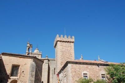 Die Casa de las Cigüeñas (heute ein spanisches Militärgebäude), auch &quot;das Storchenhaus&quot; genannt, durfte nach 1476 ihren Wehrturm behalten, da der Eigentümer ein treuer Offizier Isabels war.