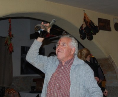 1-konnte auch diesmal seine makabren Späßchen nicht lassen.JPG (138.6 KiB) 12352 mal betrachtet Konnte auch diesmal seine makabren Späßchen nicht lassen: der Senior-Wirt der Bar Aleluya