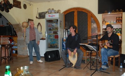 2-zwischen Honig und Kühlschrank spanische Lifemusik.JPG (190.74 KiB) 12352 mal betrachtet Spanische Musiker zwischen Honiggläsern und Kühlschrank