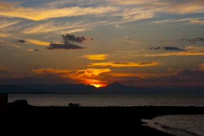 ...wenn die Sonne hinter den Bergen versinkt... Almadrava-Strand Blickrichtung Oliva