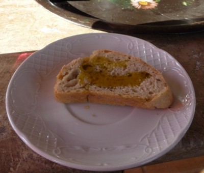 Selbstgebackenes Brot mit frisch &quot;gepresstem&quot; Olivenöl.