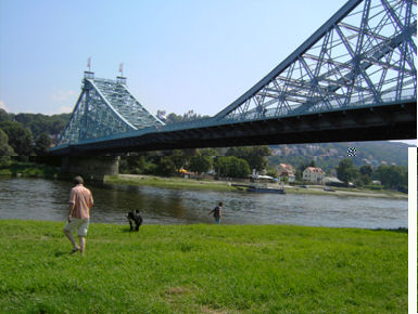Ist zwar nicht der Blick auf die berühmte Stelle, aber dafür der aufs &quot;Blaue Wunder&quot;
